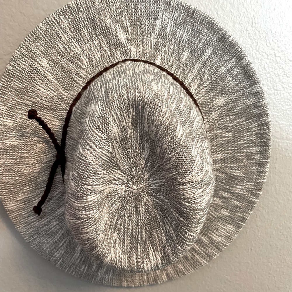 Beautiful brim hat brand new and never worn!